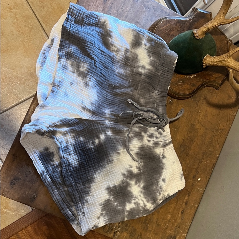 DREW Gray and White Shorts